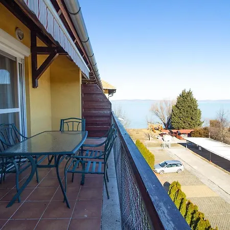 Apartamento Panoramas Hullam Apartman Balatonoeszoed *